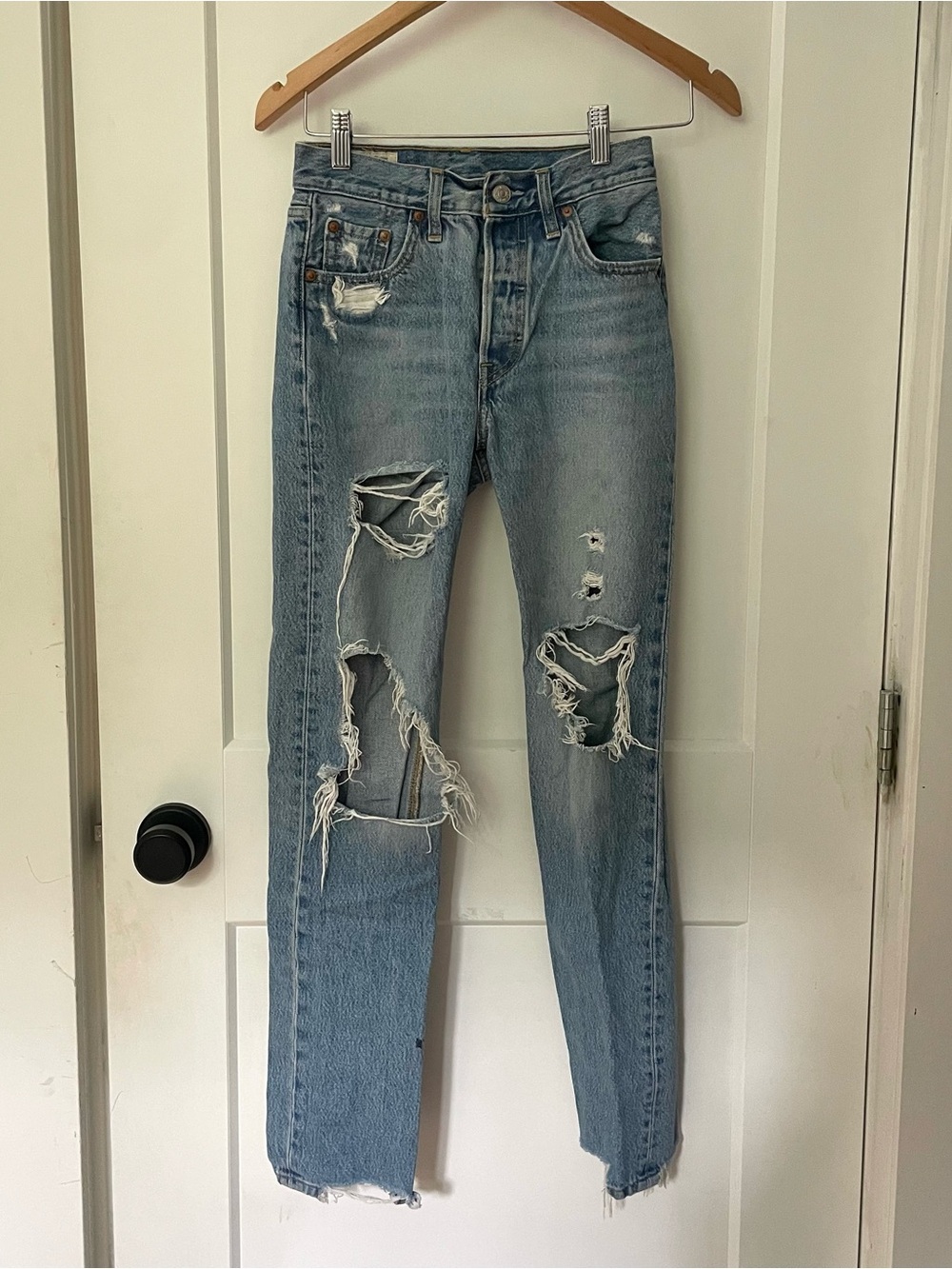 🩵 Levi’s 501 Straight Leg Ripped Jeans